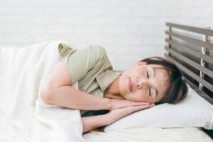 寝ている中年女性の画像です