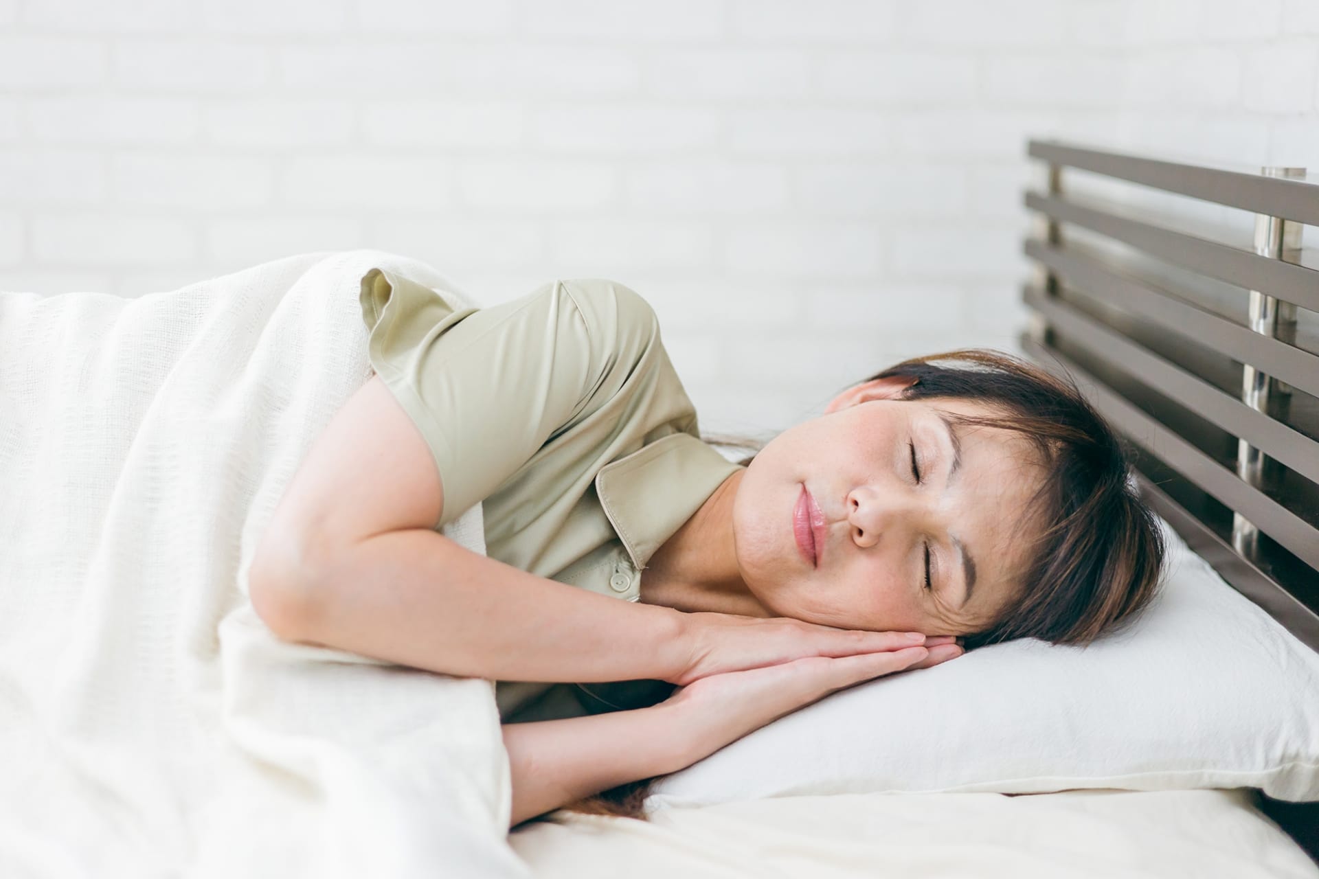 寝ている中年女性の画像です
