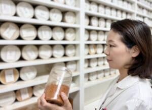 調剤している悠伸堂薬局の福岡先生