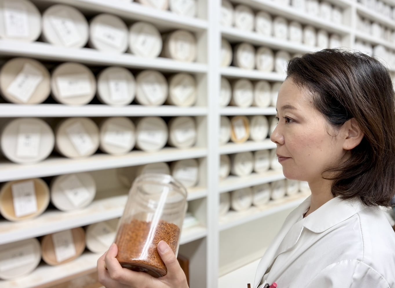 調剤している悠伸堂薬局の福岡先生